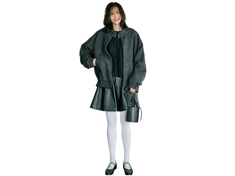 白タイツをアクセントにした黒コーデ