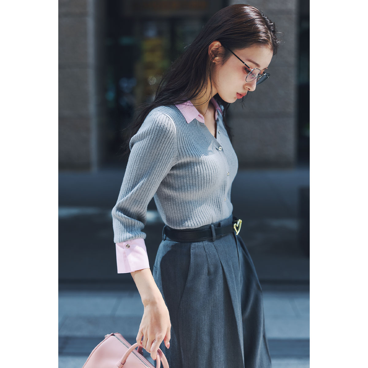 シャツレイヤード風ニットにグレーパンツのコーデ