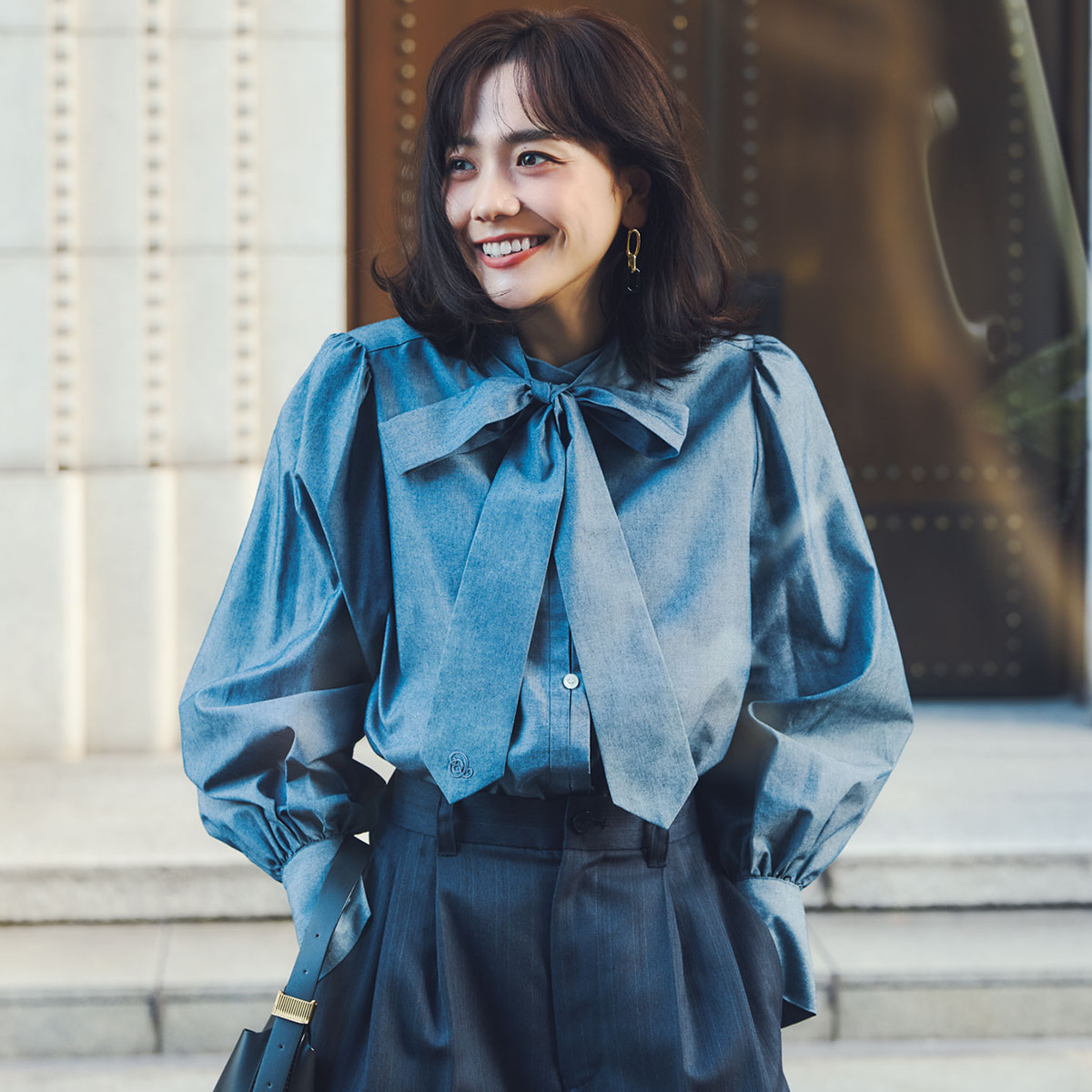 ダンガリー生地のボウタイブラウスのコーデ