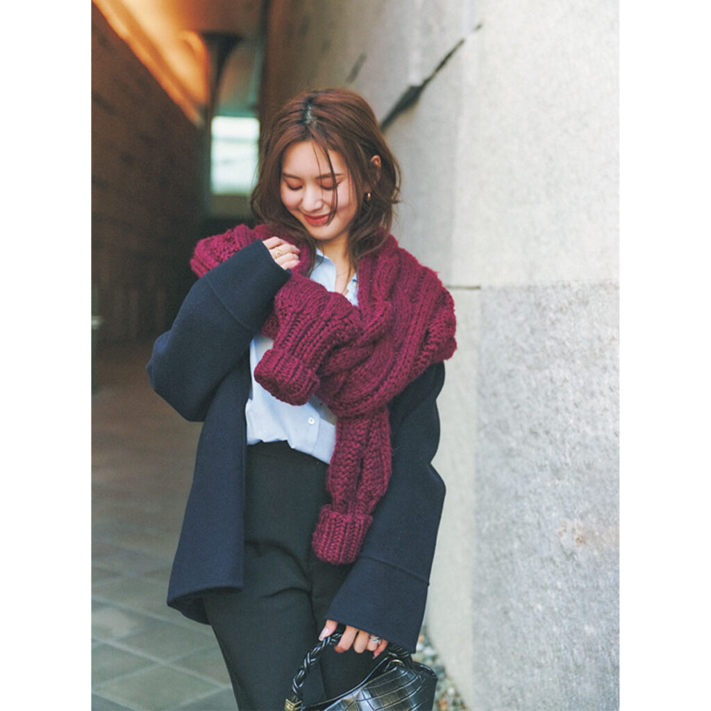 ボリュームカーデの肩巻きコーデ