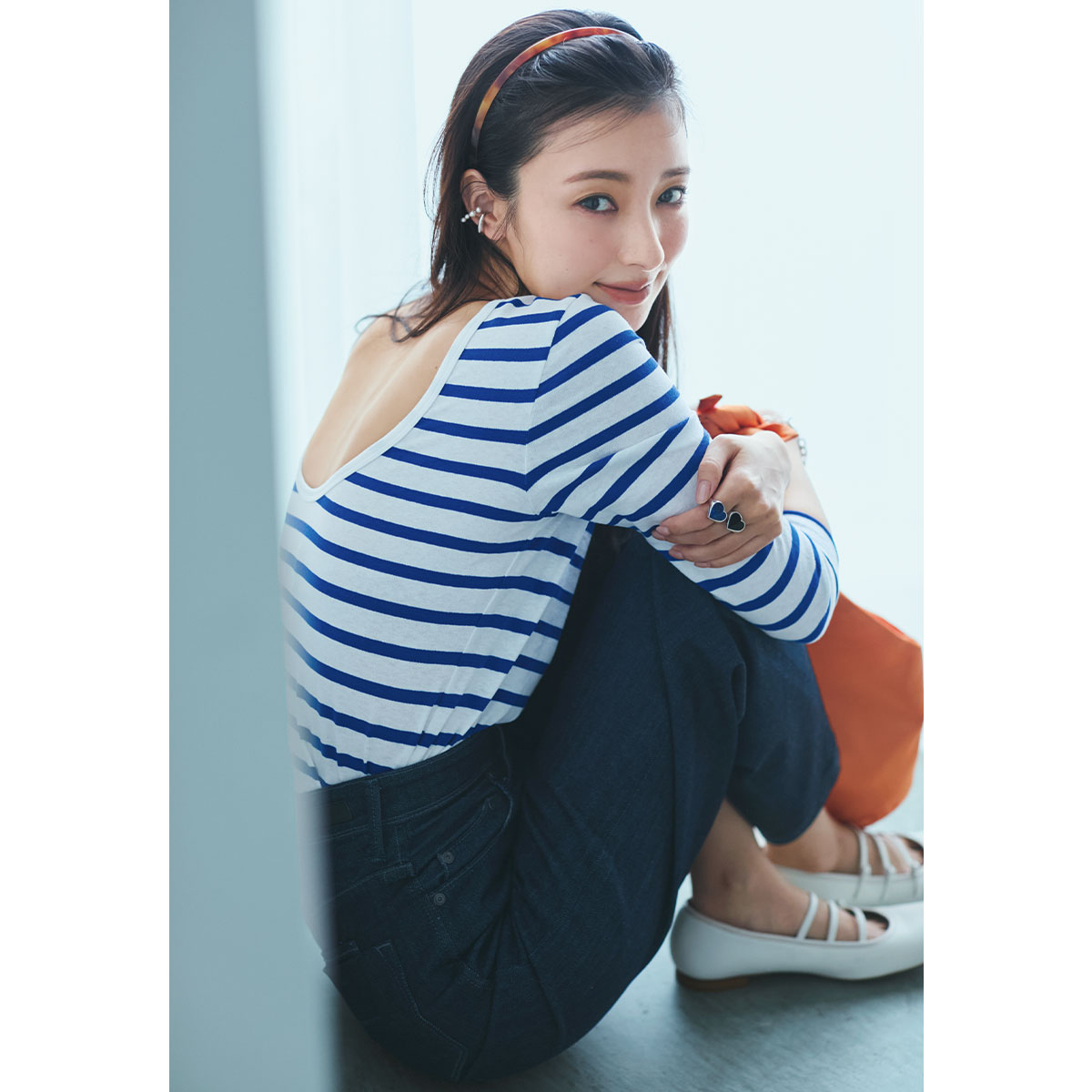 背中開きボーダートップスにインディゴデニムのコーデ