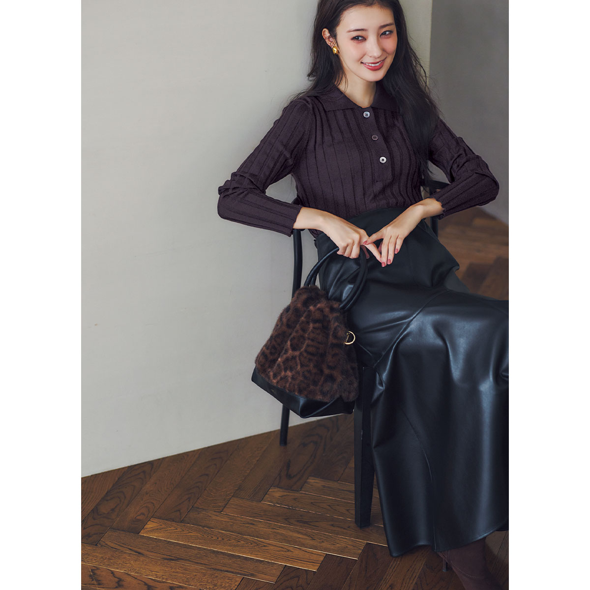 ブラウン×シアーのポロニットとレザースカートのコーデ