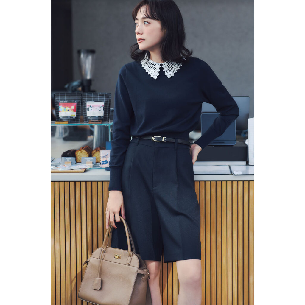 レース衿トップスとハーフパンツのコーデ