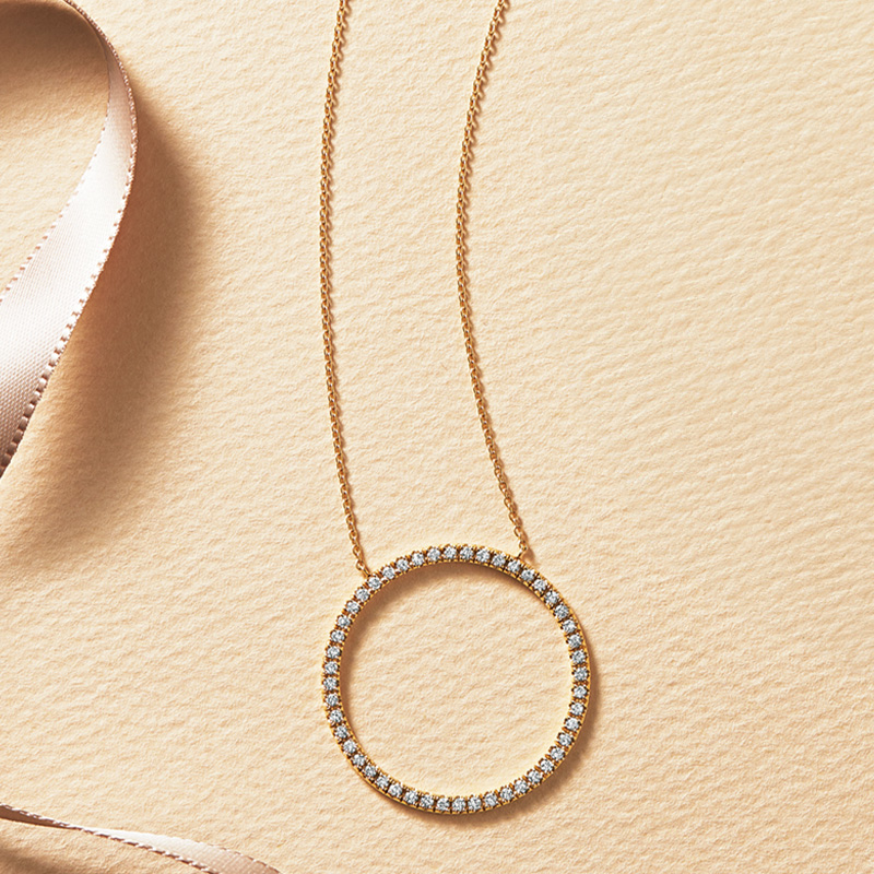 VERYライター私物のビジュードエム ダイヤサークルネックレス