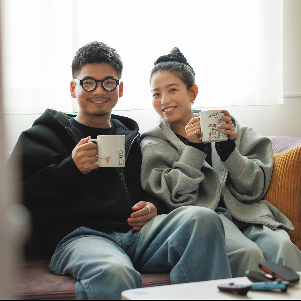 フーディーとデニムのカジュアルリンクコーデ