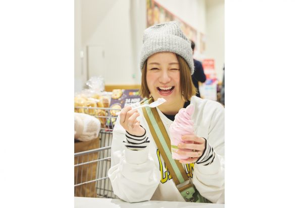 コストコでソフトクリームを食べる田中美保
