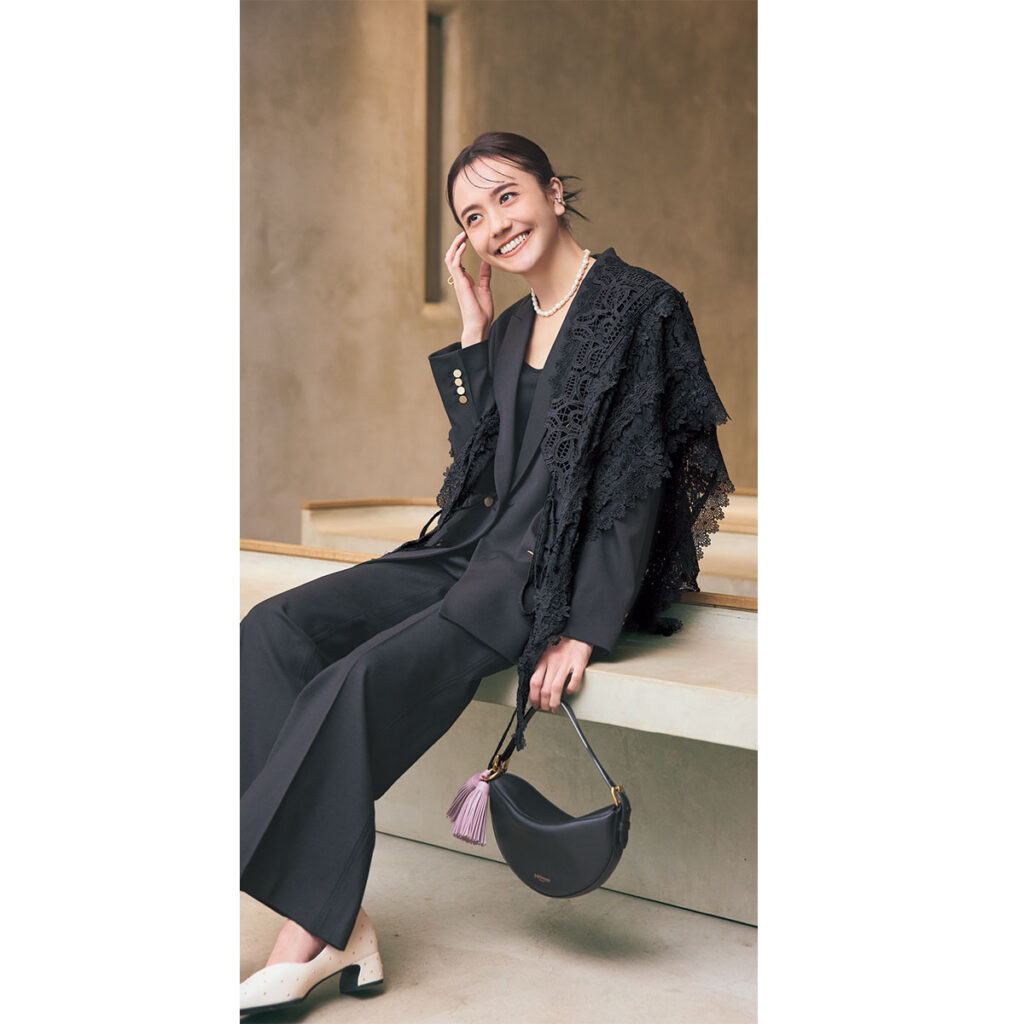 黒のジャケパンセットアップにレースストールのコーデ,お呼ばれコーデ