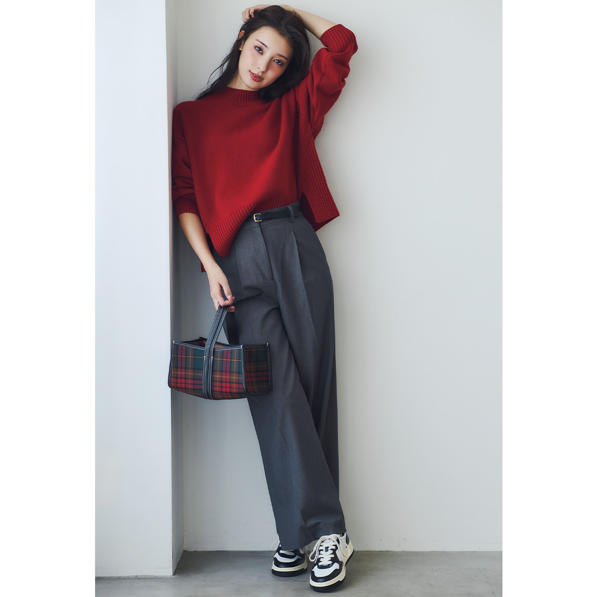 赤ニットとグレースラックスのコーデ,オリヒカのフラミンゴパンツ