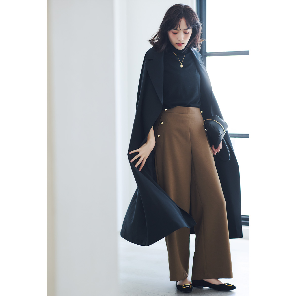 黒ニットにブラウンのワイドパンツのコーデ