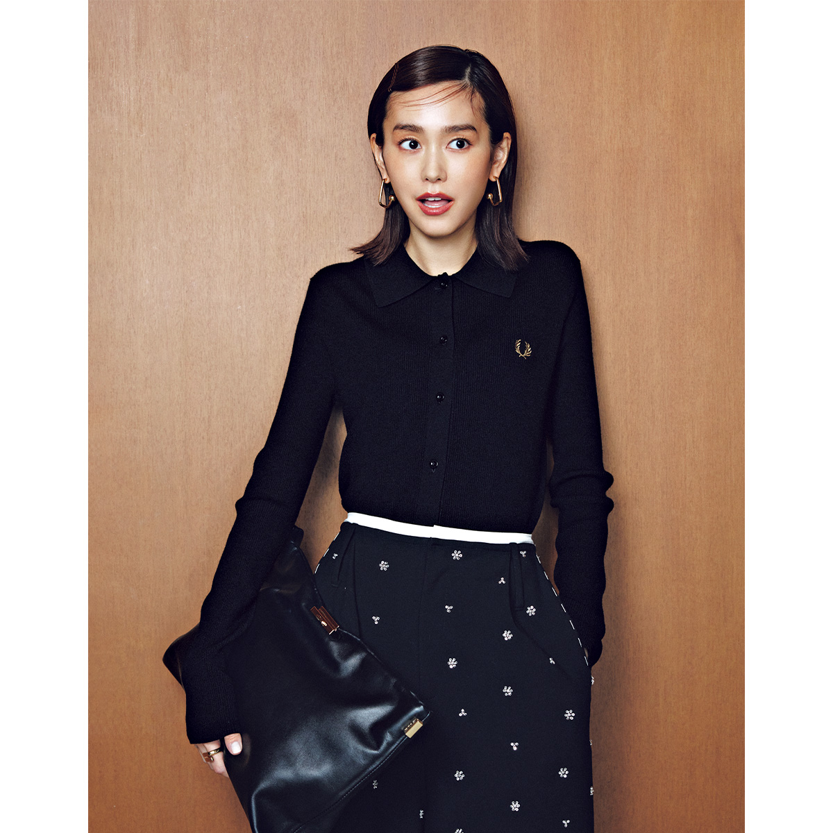 柄パンツにフレッドペリー×ジーンズ ファクトリーの衿つきニットを合わせたコーデ