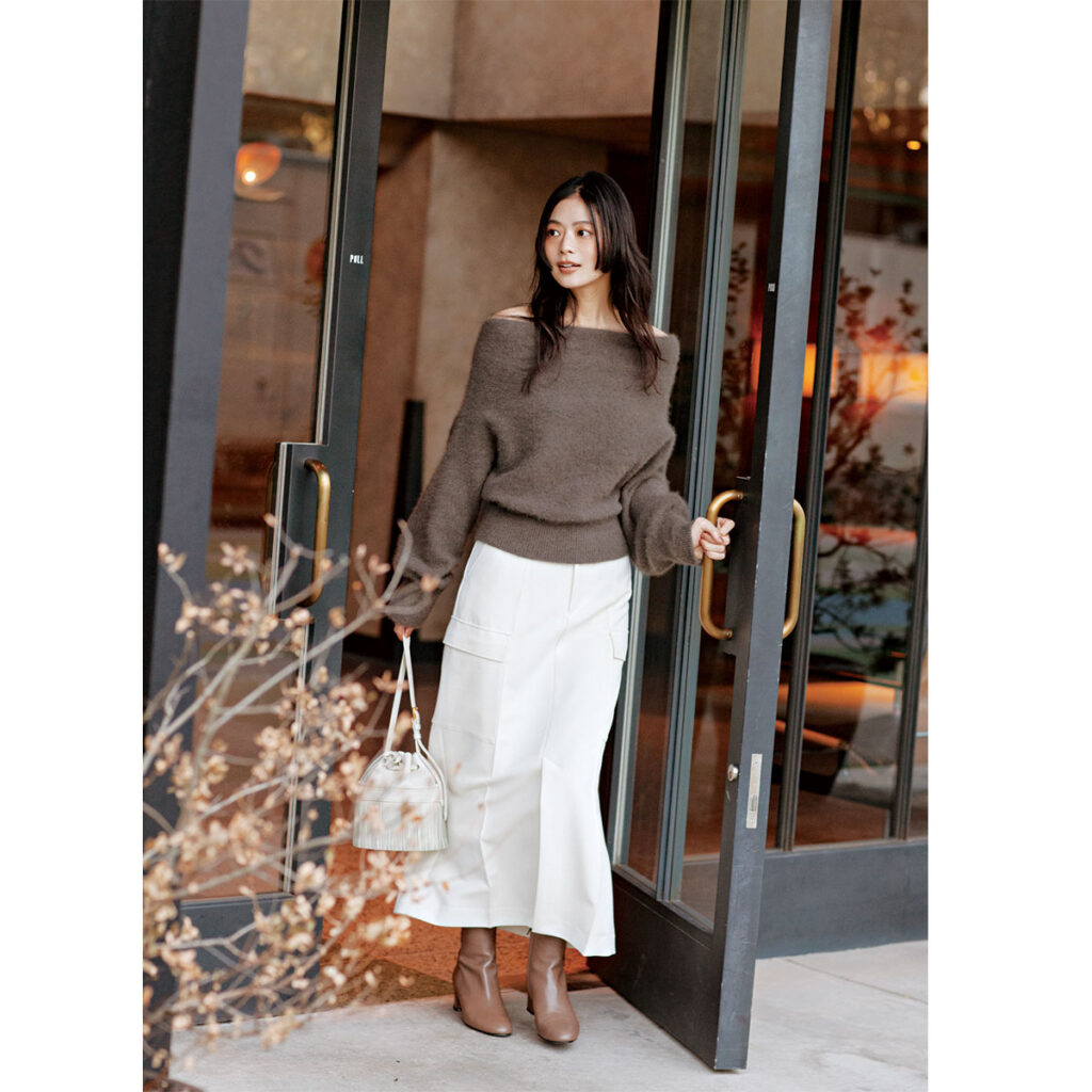 ブラウンのオフショルニットに白スカートのコーデ