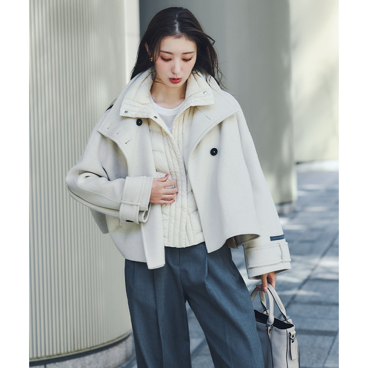 スタンドカラーのショート丈コート