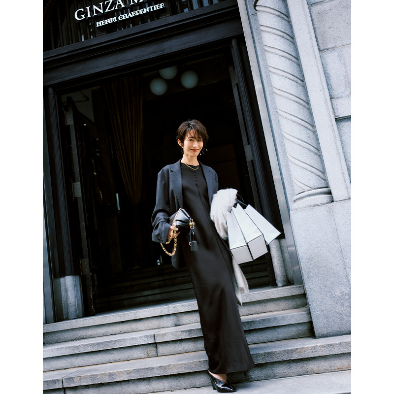 バウトのサテンロングワンピースにエイトンのジャケットを羽織った会社イベントコーデ