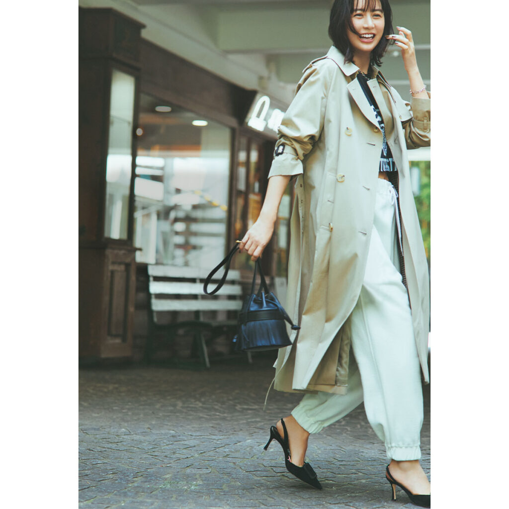 スウェットパンツとトレンチコートにヒール靴のコーデ