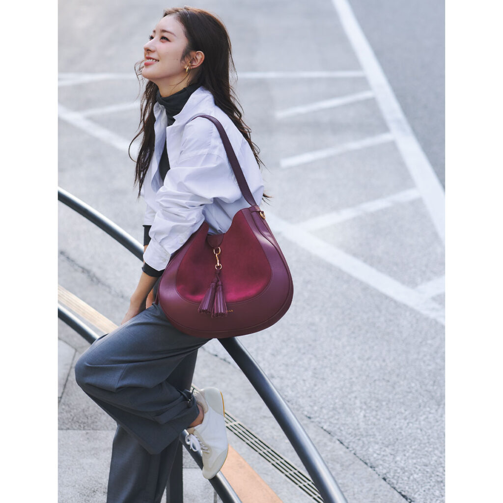 コールハーンのハーフムーン型バッグ