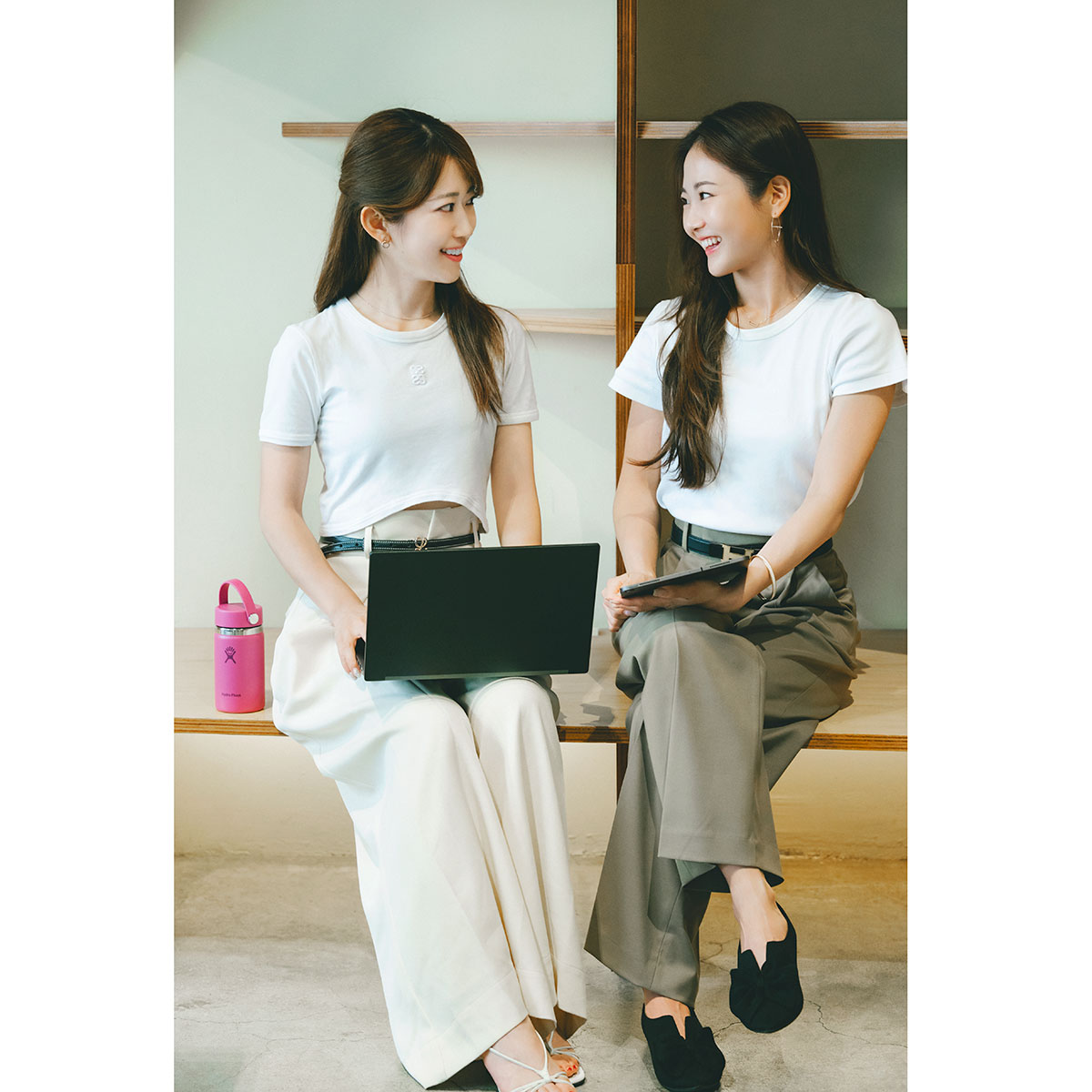 白Tとパンツのコーデ
