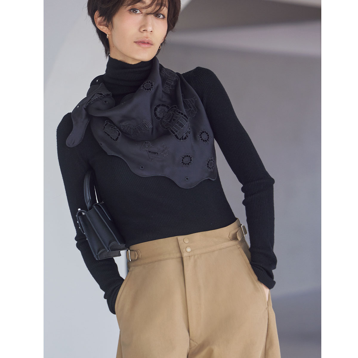 三角ストールを身につけた神山まりあさん