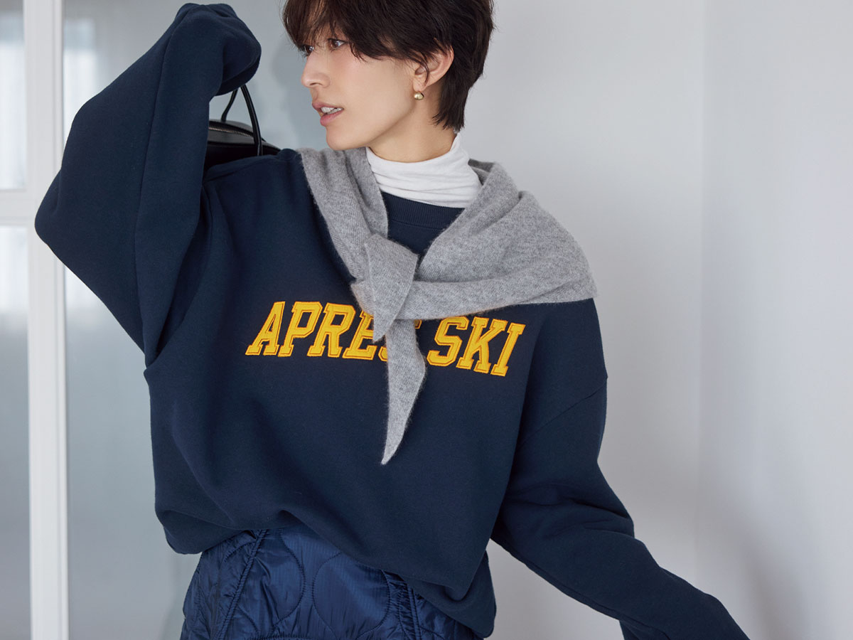 ロゴスウェットに三角ストールをレイヤード