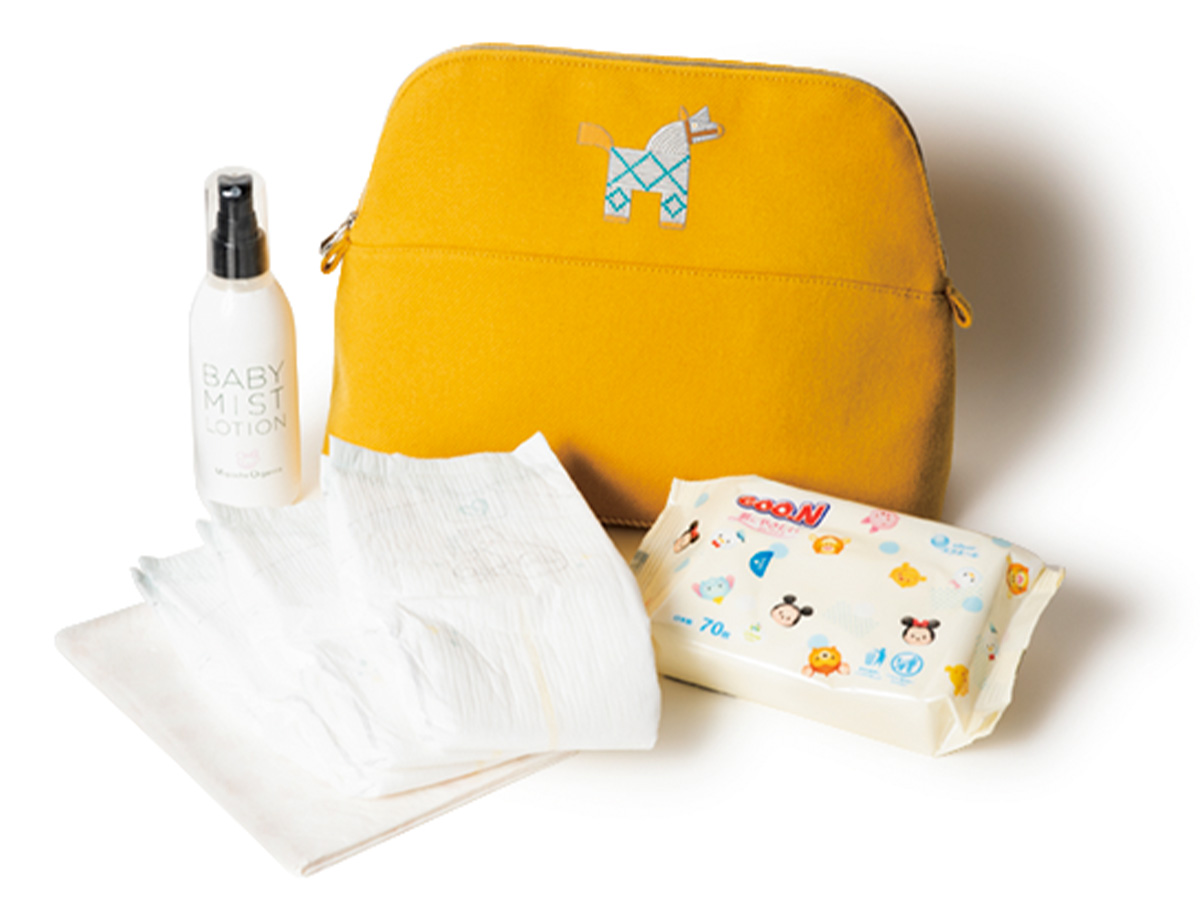 エルメスのポーチに入れたおむつセット