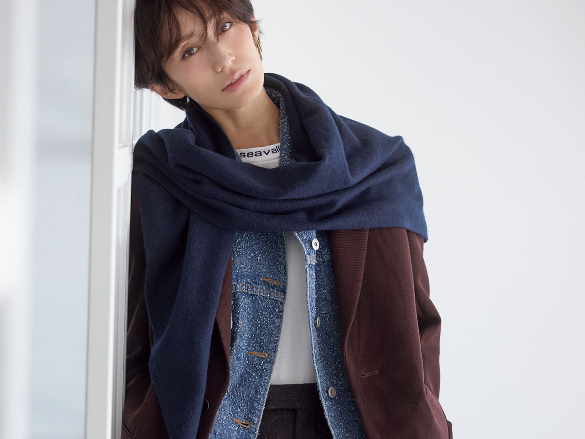 ストールをラフに巻いたスタイル