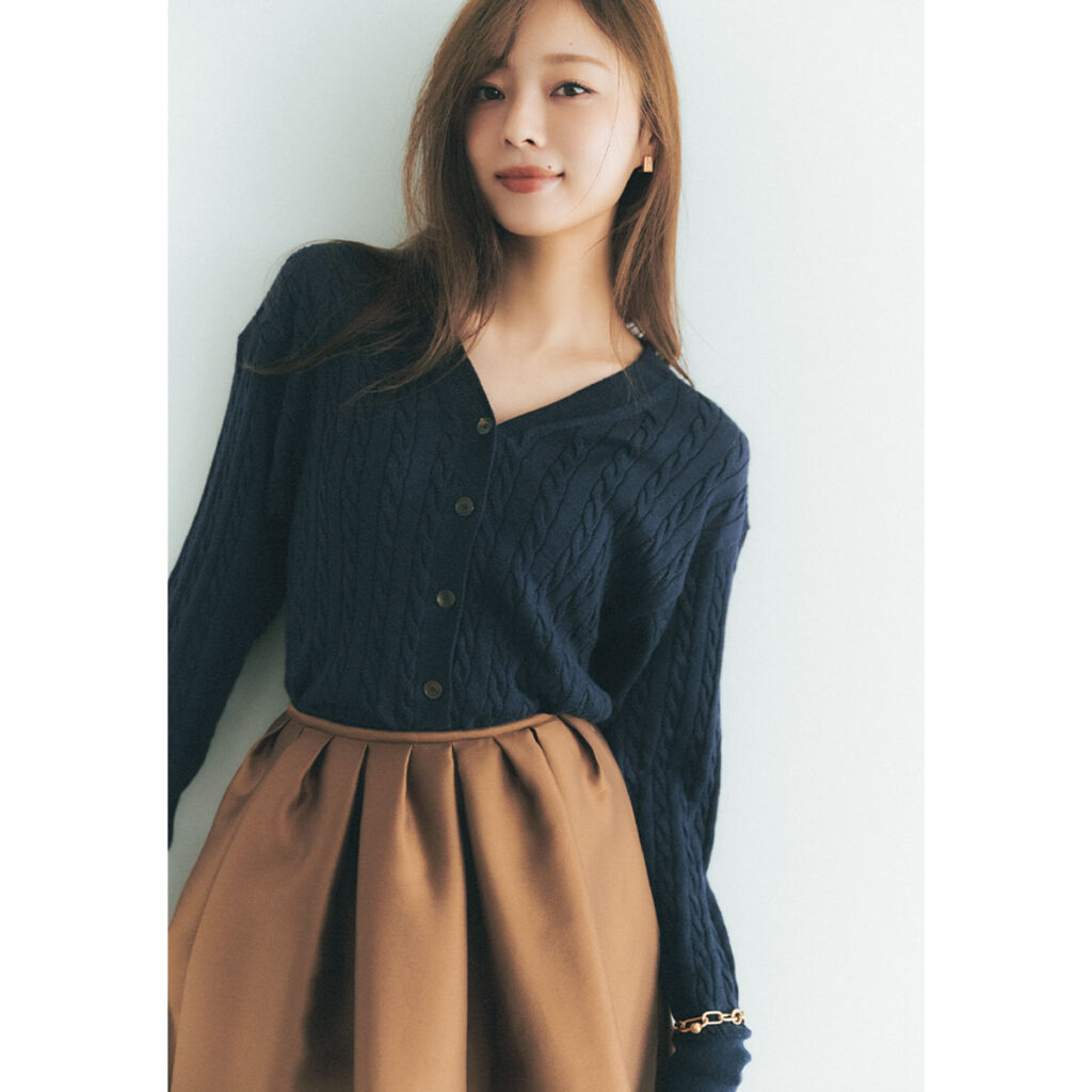ケーブルニットのVネックカーディガンのコーデ