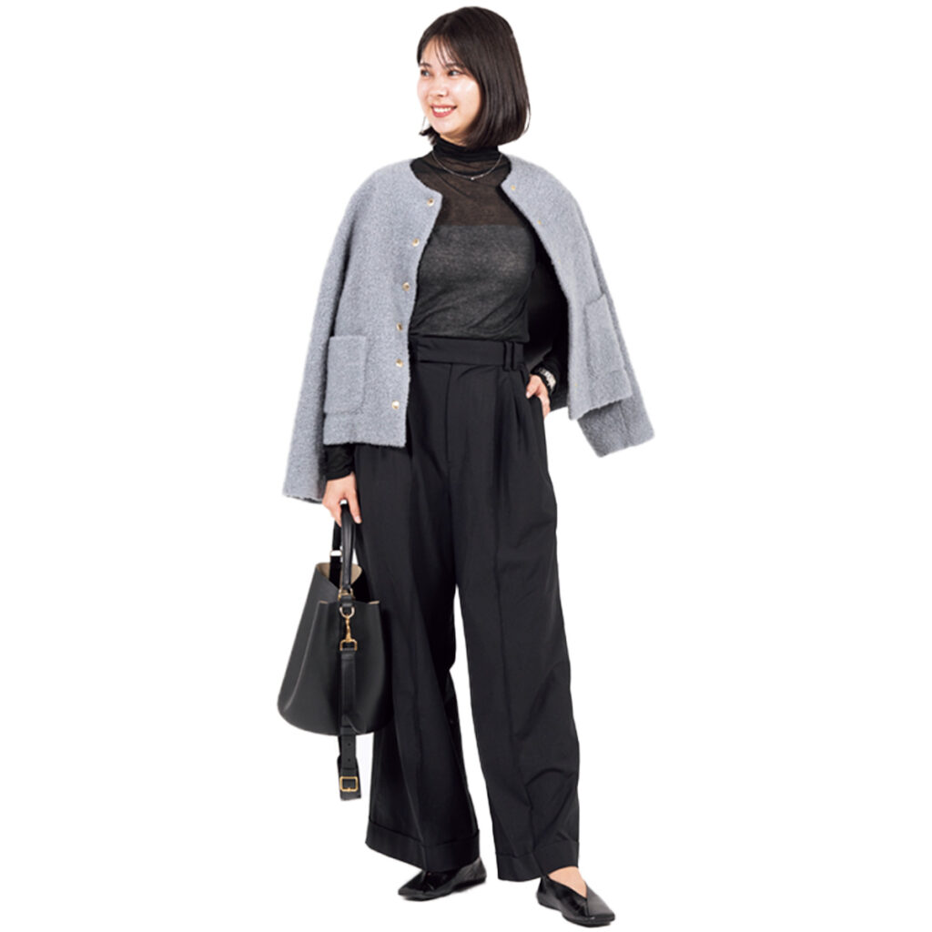 モノトーンにもこもこショートコートの通勤コーデ