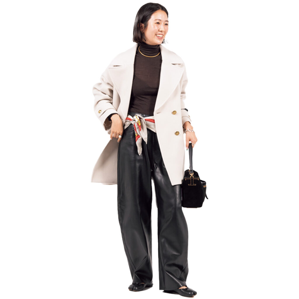 レザーパンツとミドル丈コートの通勤コーデ