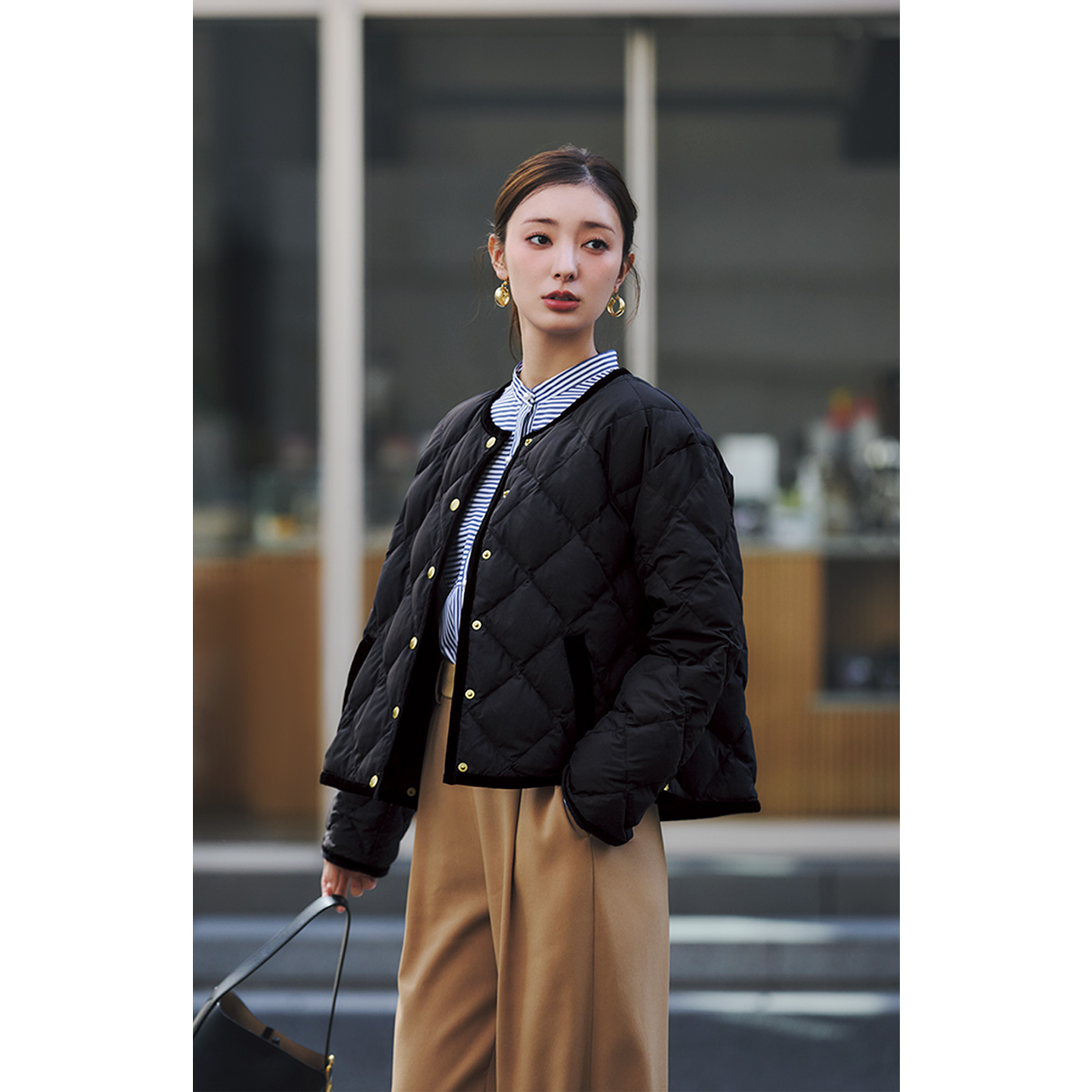 キルティングショートダウンとベージュパンツの通勤コーデ