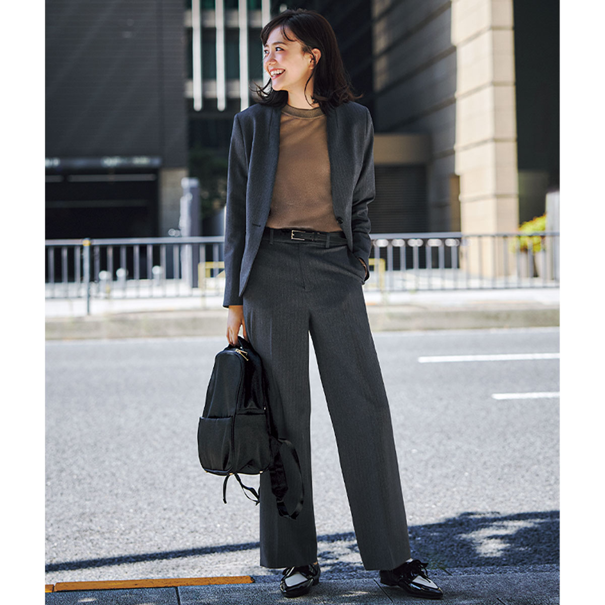 ジャケパンセットアップの通勤コーデ