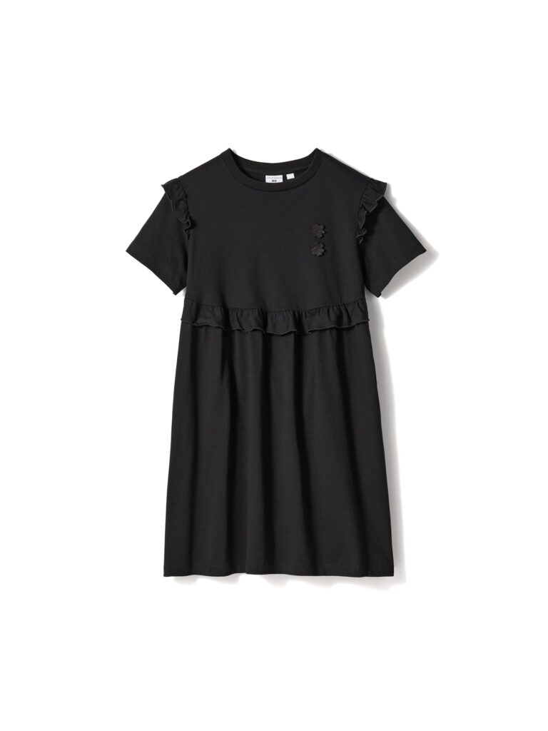 フリルをあしらった黒のワンピース