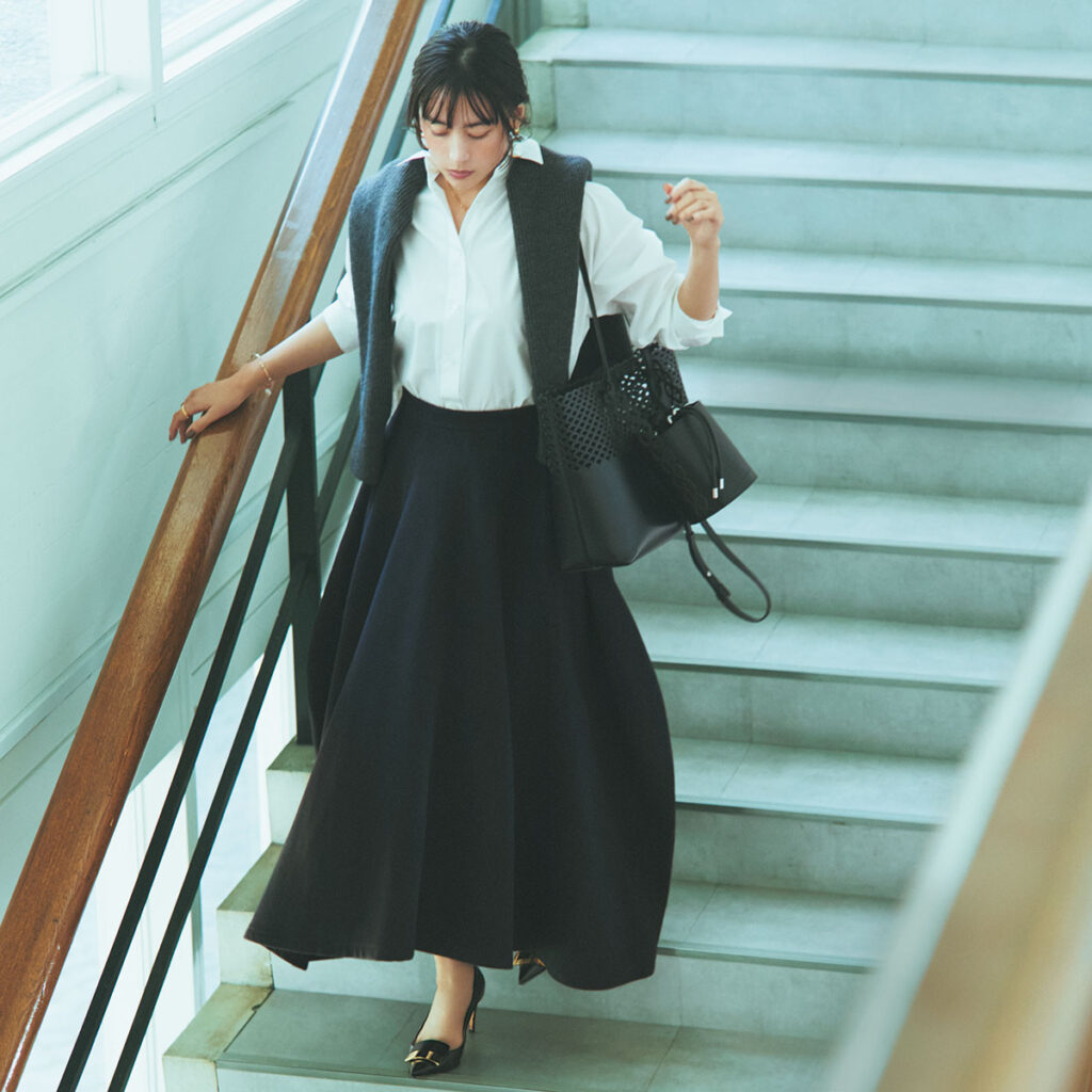 白シャツと黒のフレアスカートのコーデ