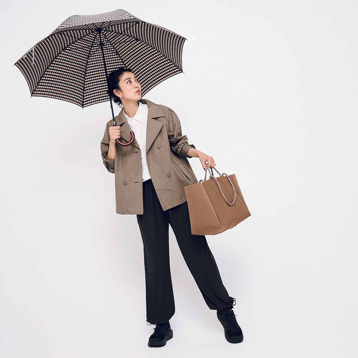 ゴアテックスのコートにパンツスタイルの雨対策コーデ