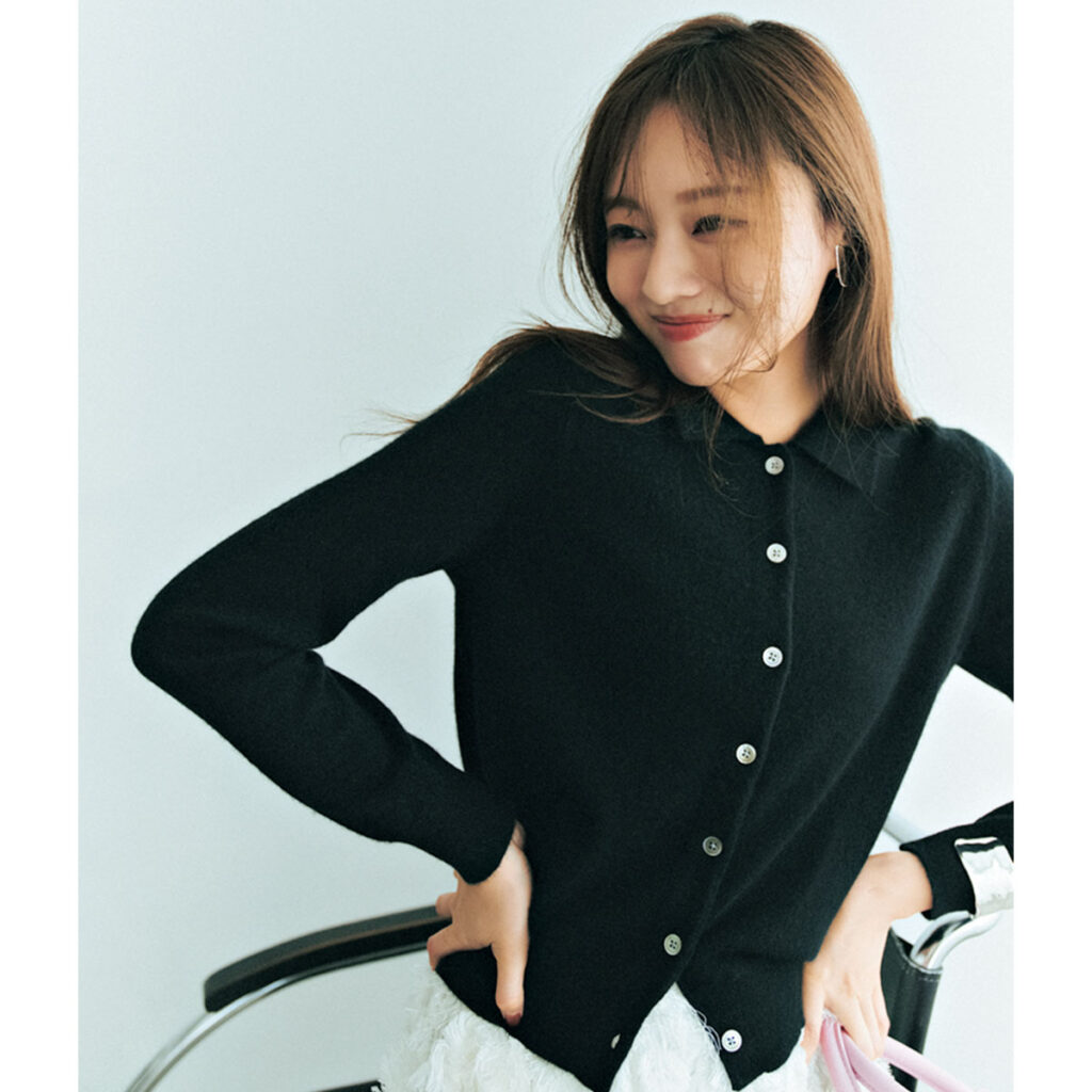 衿つきカーデと白のデザインスカートのコーデ