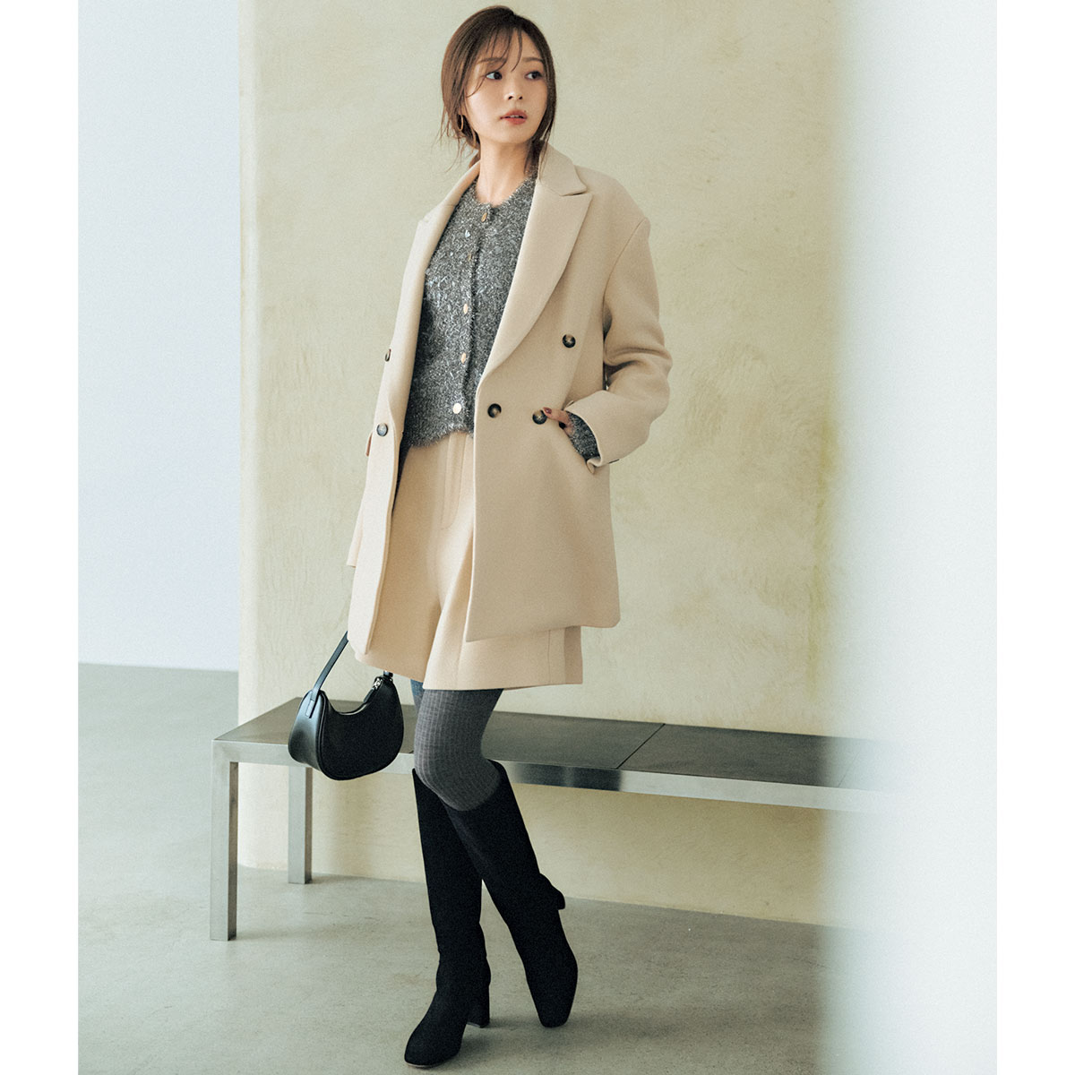 ベージュのジャケットとハーフパンツのセットアップにグレーカーディガンのコーデ