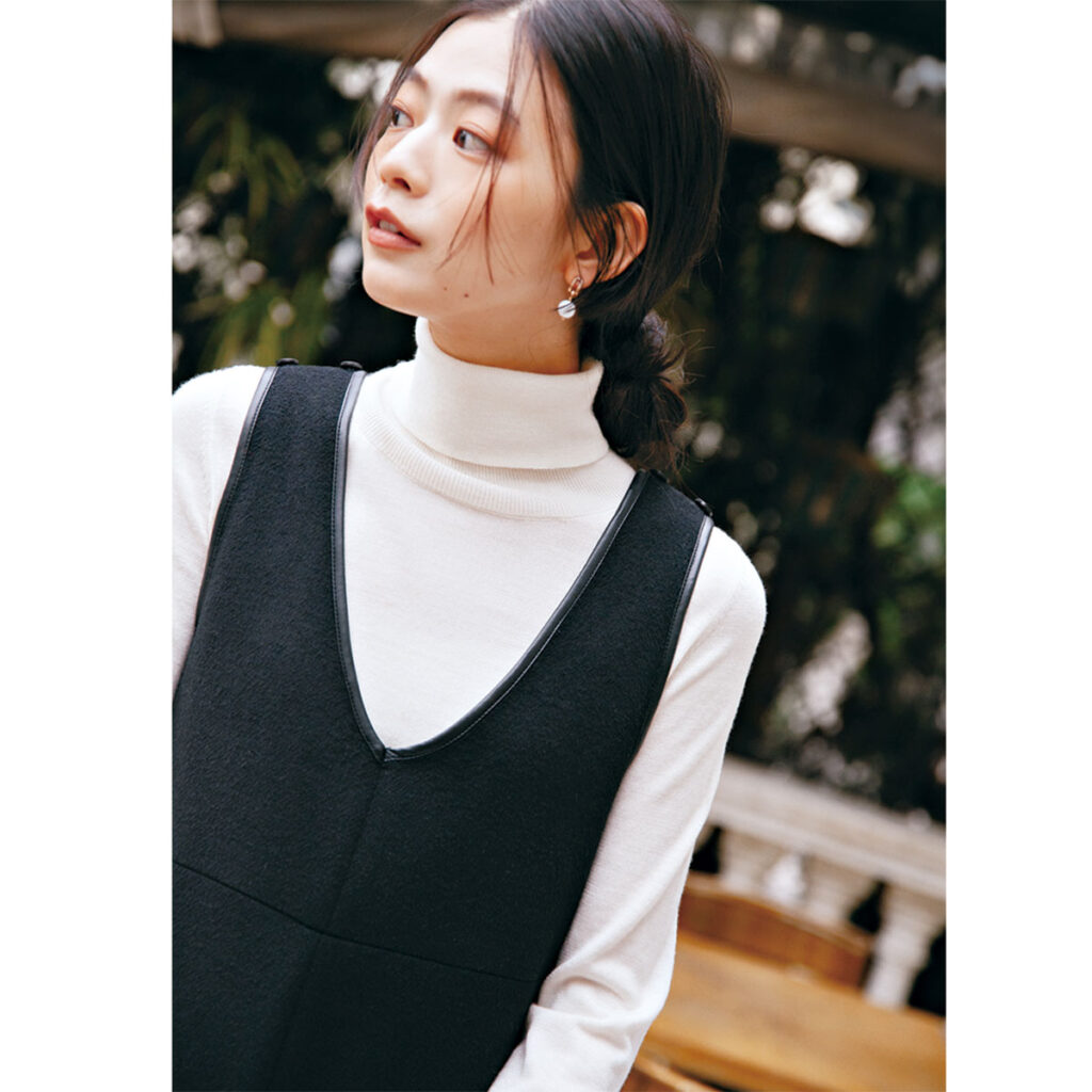 白タートルに黒のミニ丈ジャンスカのモノトーンコーデ