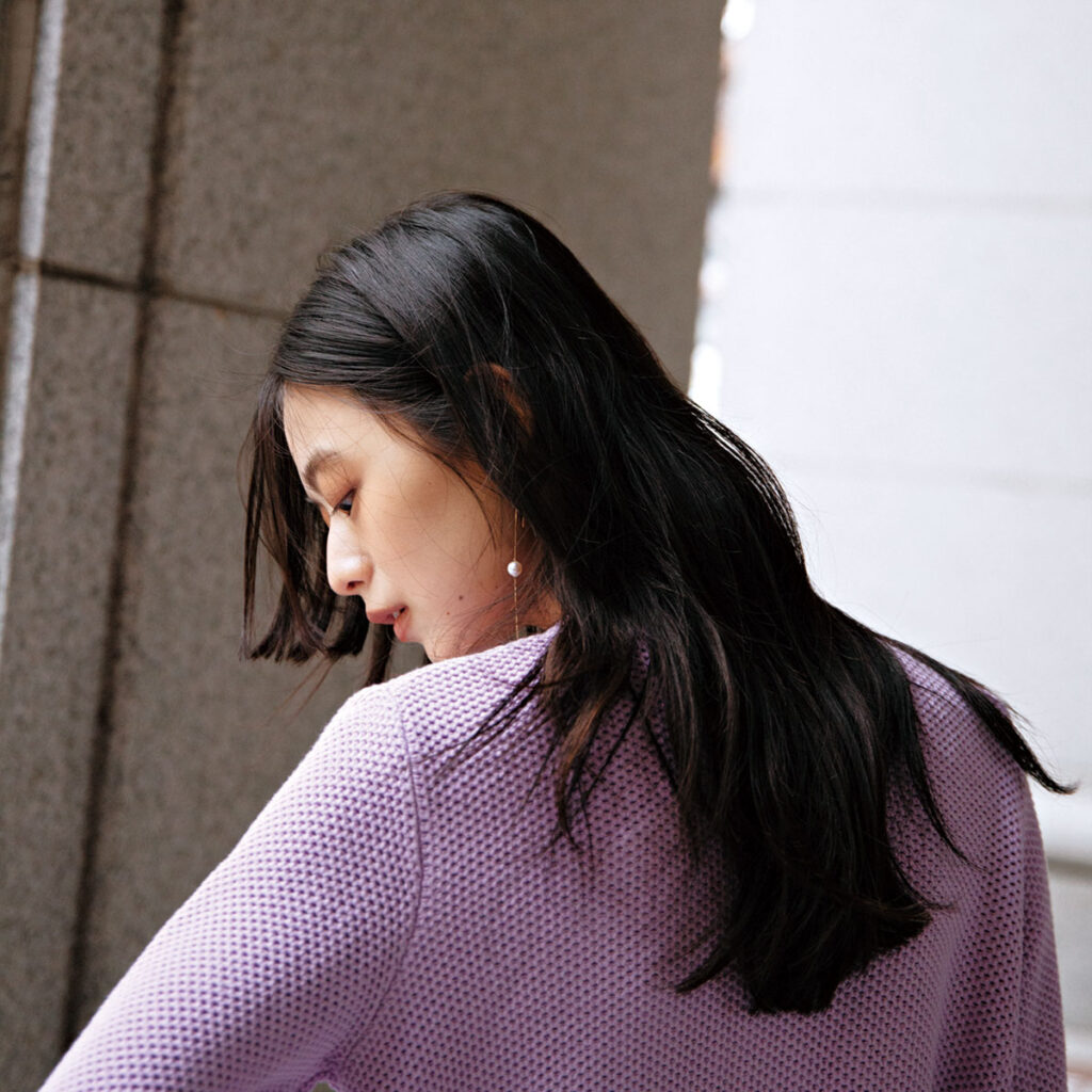 ラベンダーのクロップト丈ローゲージカーディガン