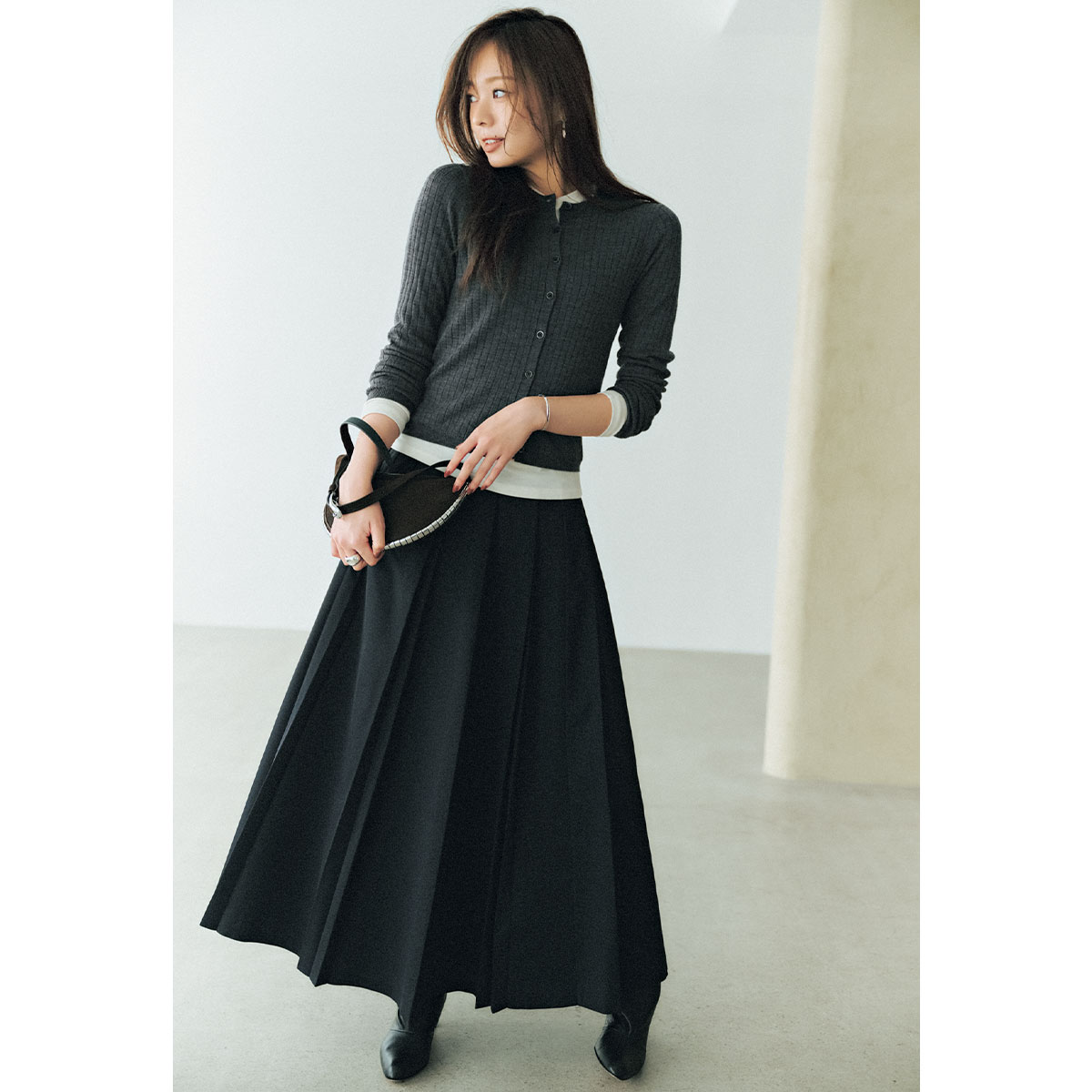 細身カーデとボリュームスカートのモノトーンコーデ