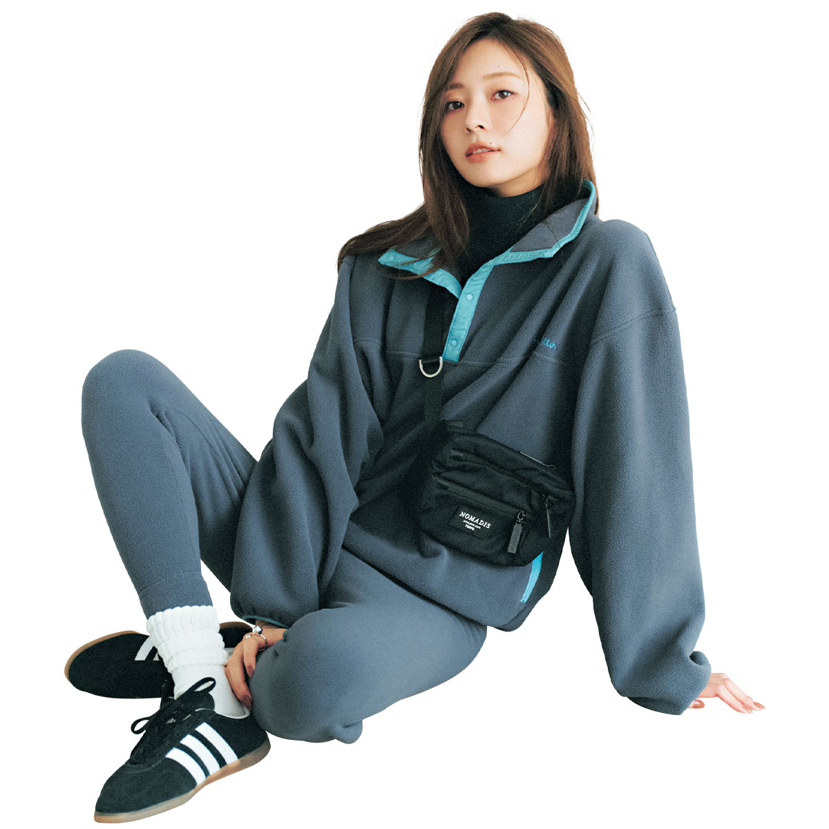 フリースセットアップに黒タートルのレイヤードコーデ