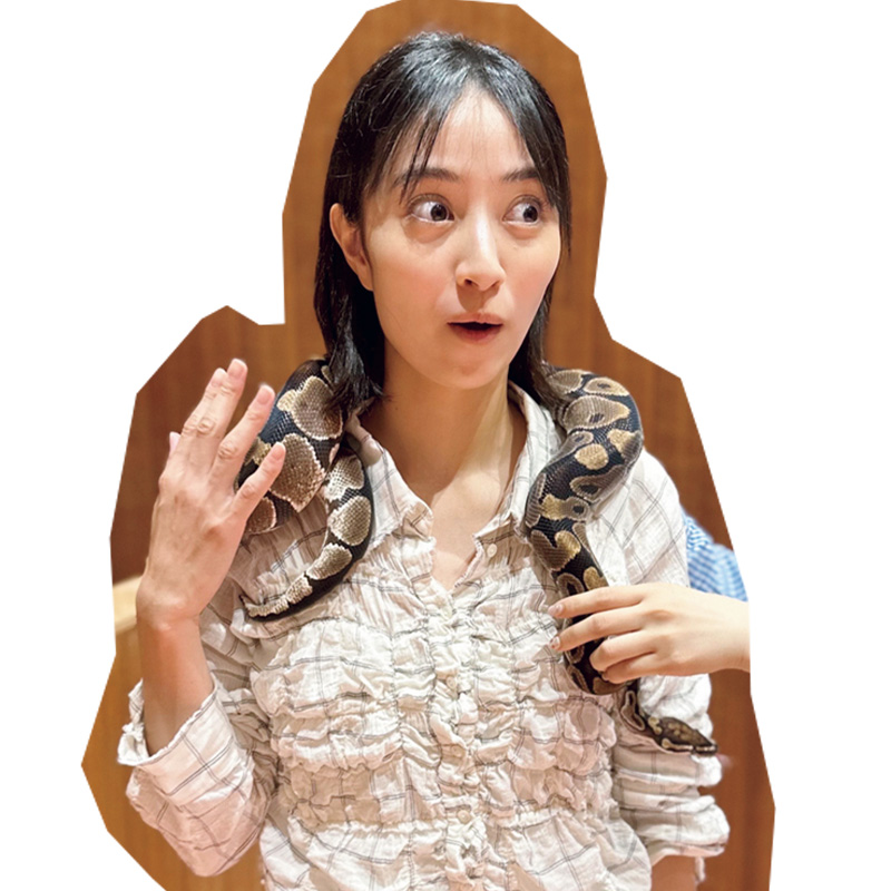 ららぽーと愛知東郷で首にヘビを巻く岡本あずささん