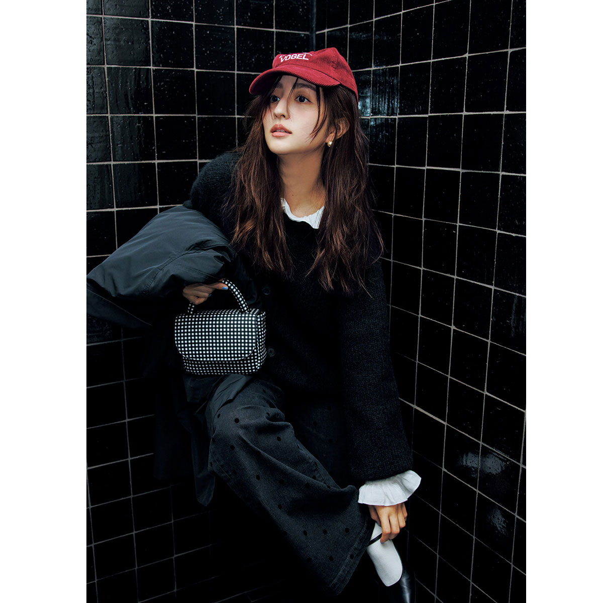 黒カーディガンとデニムに赤キャップのコーデ