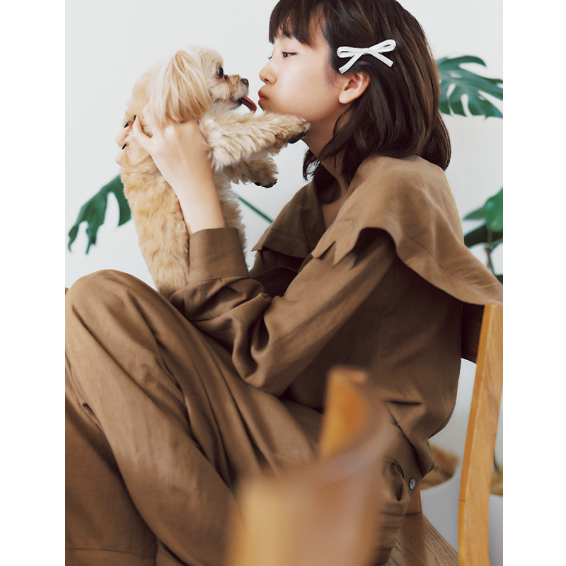 オールインワンを着てリボンのヘアクリップをつけた桐谷美玲さんと愛犬ぱとら