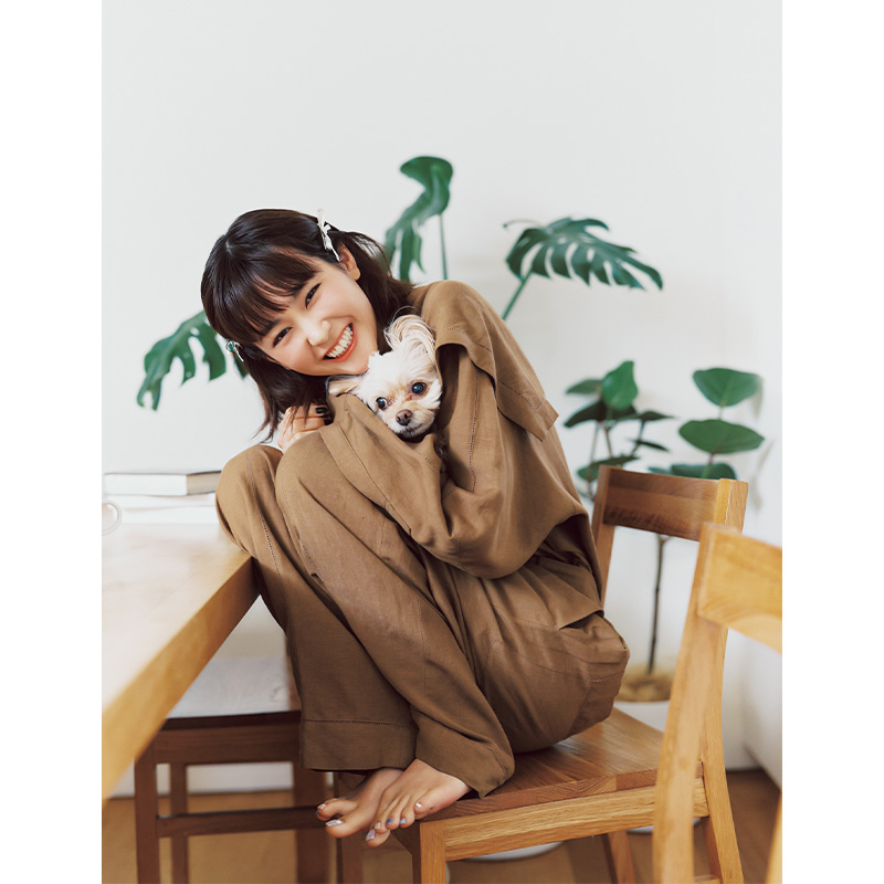 オールインワンを着てリボンのヘアクリップをつけた桐谷美玲さんと愛犬ぱとら