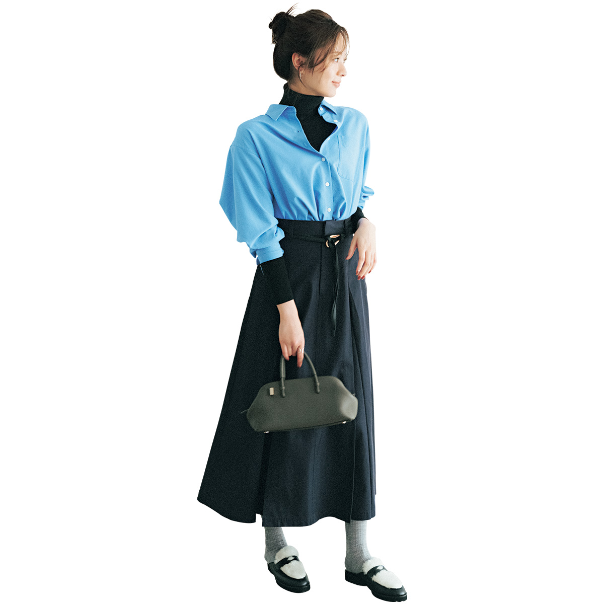 黒タートルとブルーシャツのレイヤードコーデ