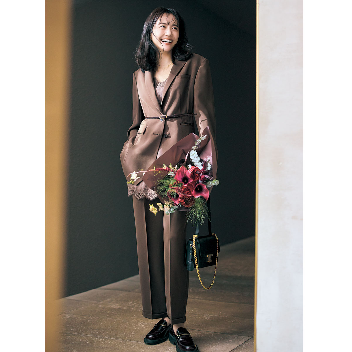 ブラウンのツヤ感セットアップのコーデ,お呼ばれコーデ