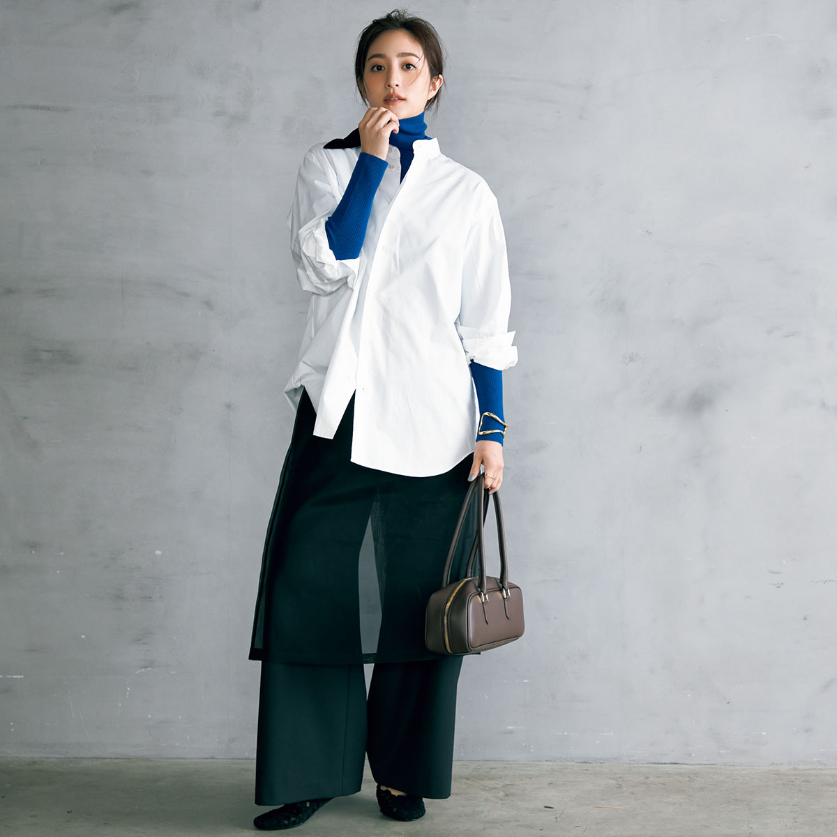 白シャツとブルータートルのレイヤードコーデ