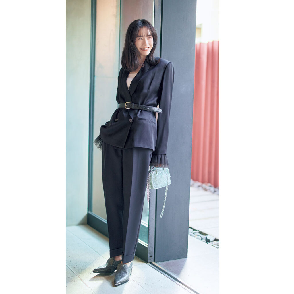 黒のツヤ感セットアップのコーデ, お呼ばれコーデ