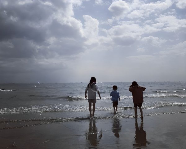 MartWEEKENDER米澤可奈子さんの子どもたちが海へ。