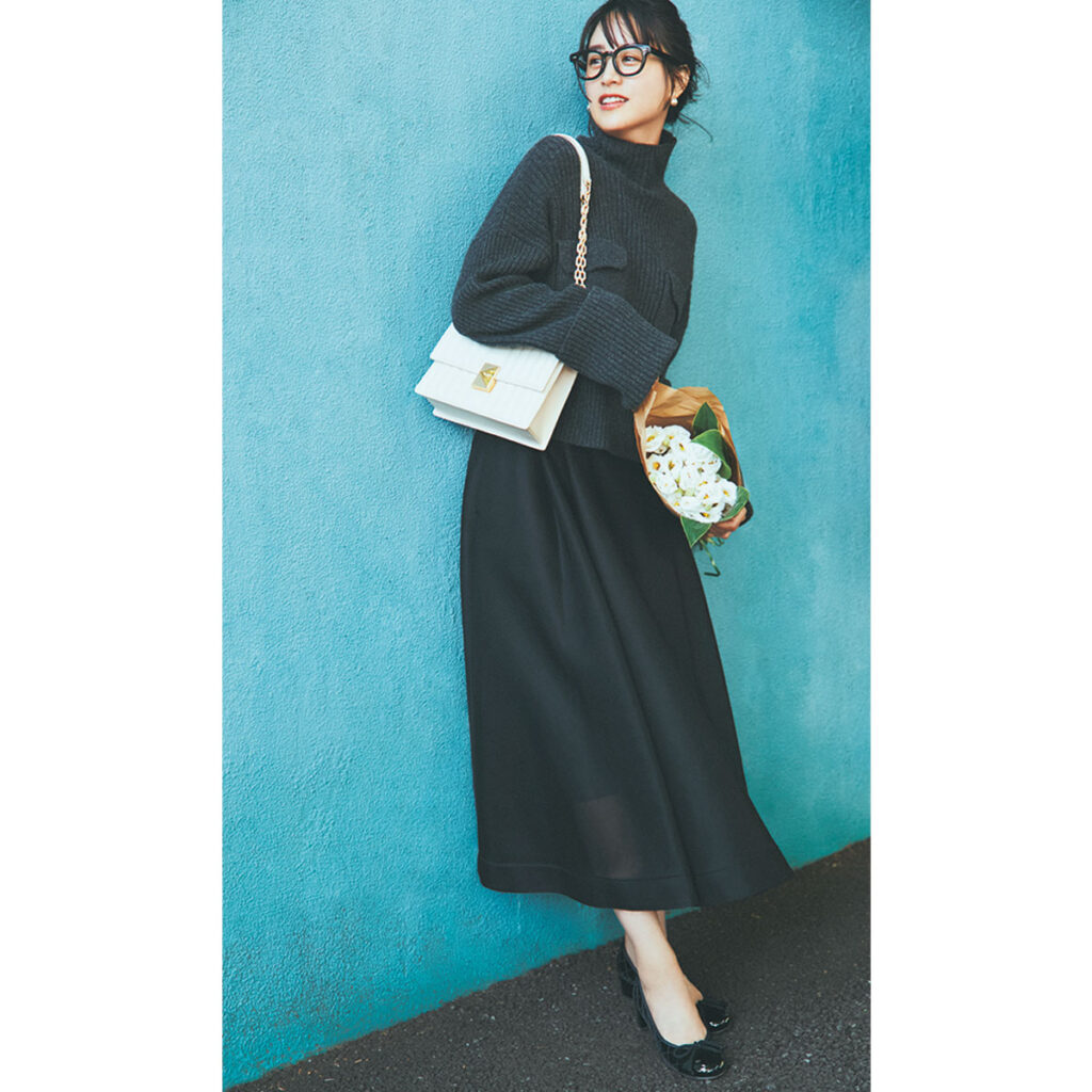 黒ワンピにバレエヒールのコーデ