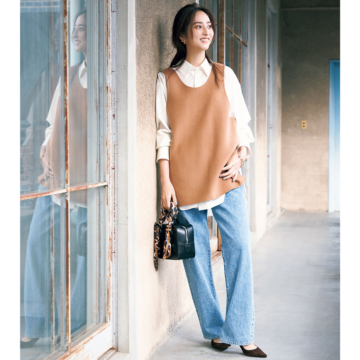 白シャツとタンクベストのレイヤードコーデ