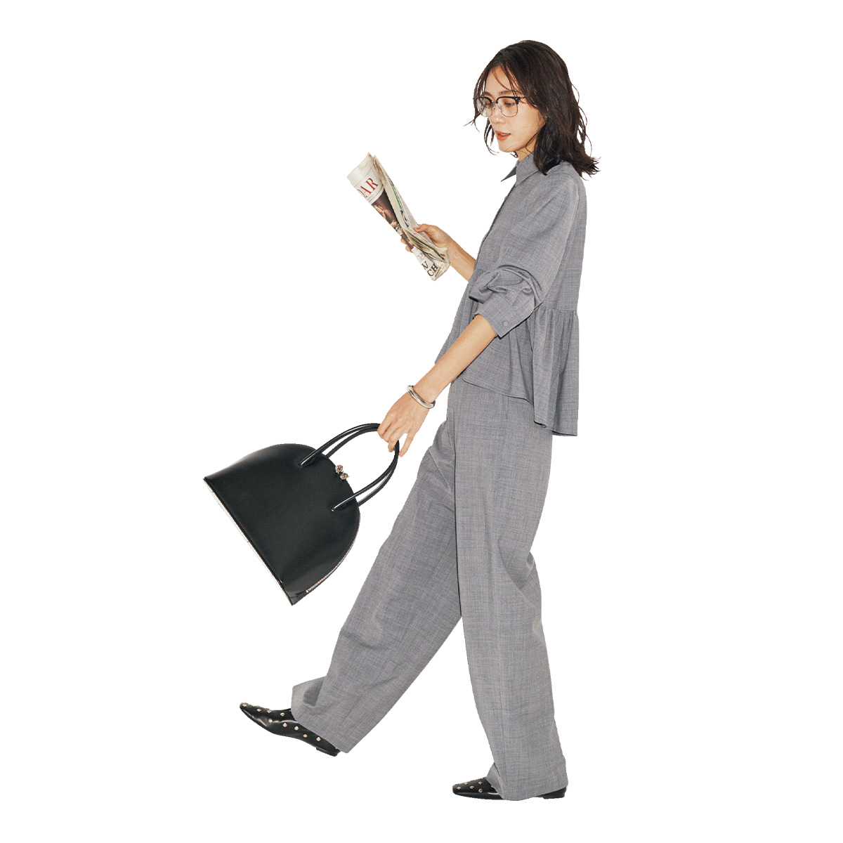 ソブのライトグレーのブラウスとパンツのセットアップコーデ